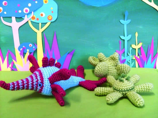 вязанные игрушки крючком амигурами рыбы и медузы